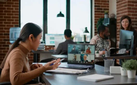 Virtual assistant team collaborating through video call for efficient remote workflow management