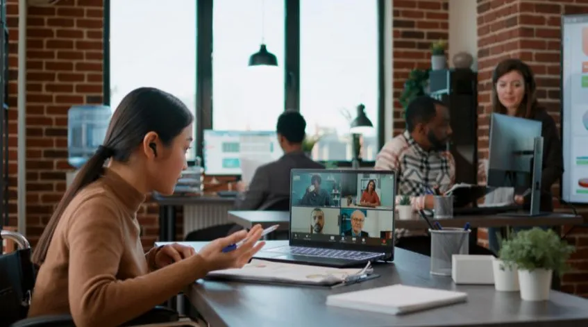 Virtual assistant team collaborating through video call for efficient remote workflow management